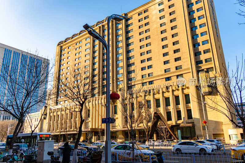 沈阳北站建筑群城市街道车辆穿行的繁忙景象