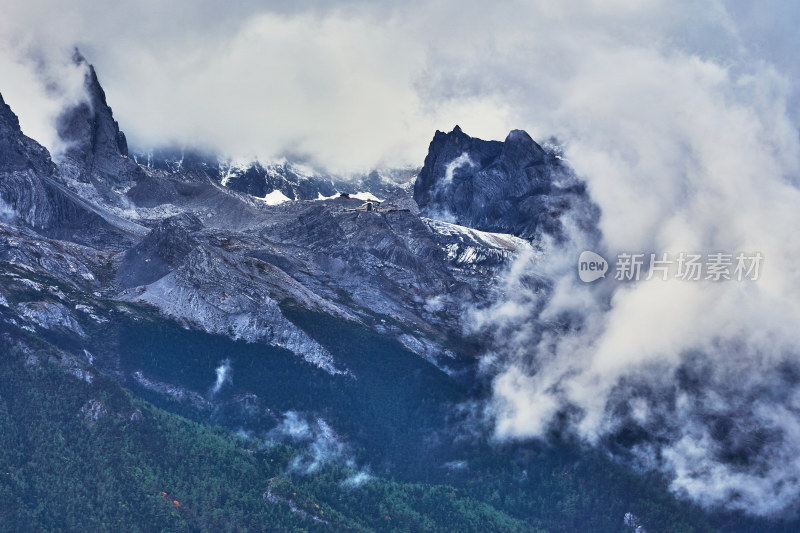 云海中的玉龙雪山