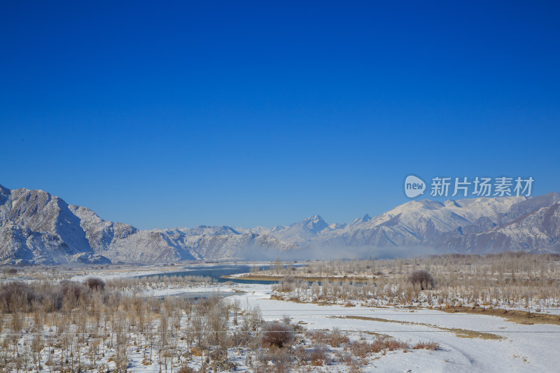 中国西藏冬季拉萨河雪景