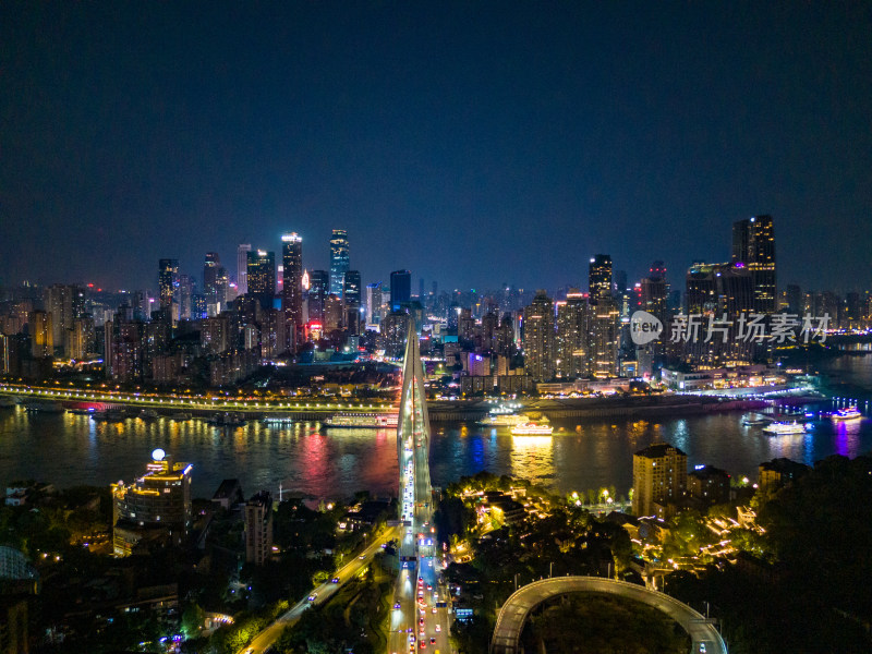 重庆渝中半岛东水门长江大桥夜景航拍图