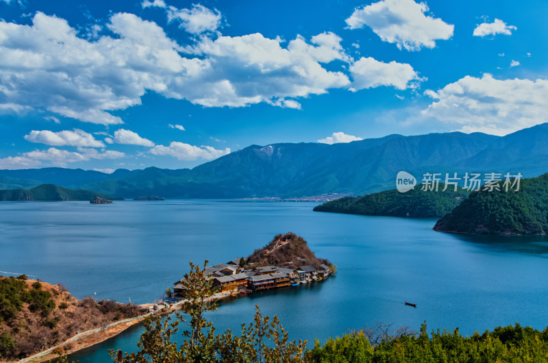 云南丽江泸沽湖景区里格岛山湖自然风光