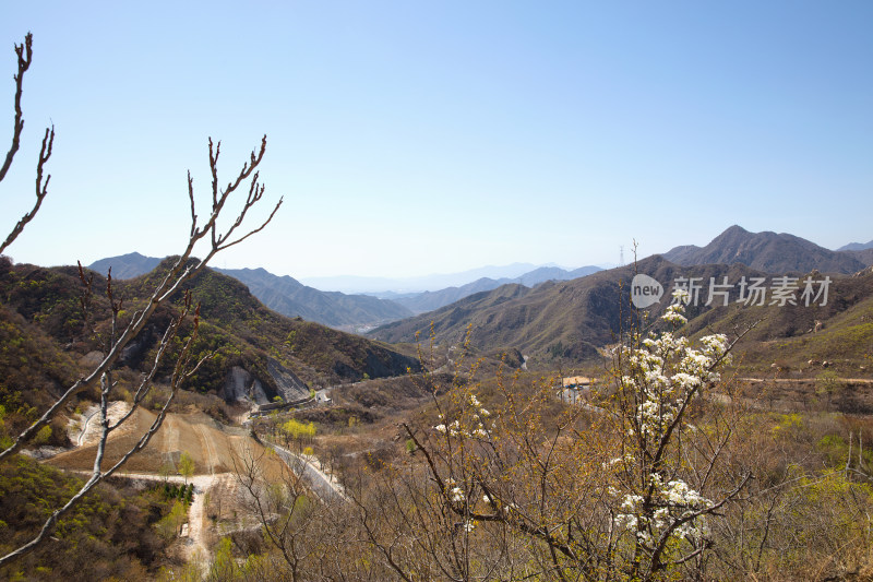 北京昌平昌赤路上观景台远眺大山