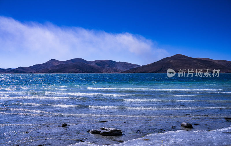 雪山下的湖泊水波荡漾的自然景象