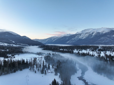 新疆阿勒泰喀纳斯雪景神仙湾晨雾雪山森林