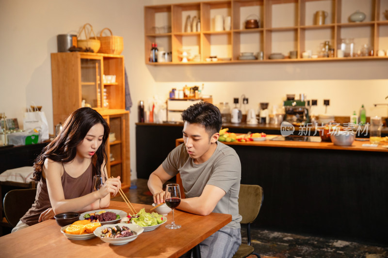 年轻夫妇在家用餐