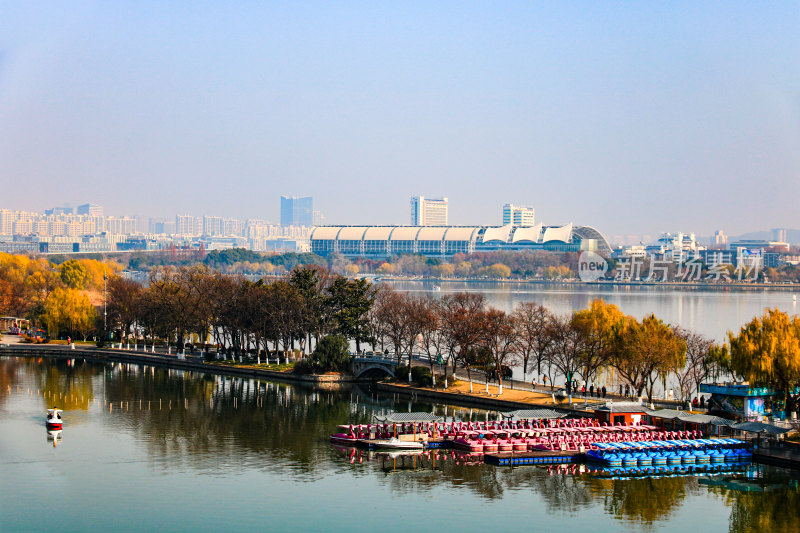 晴朗天空下的南京玄武湖公园