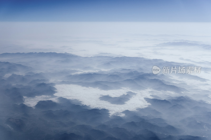 天空窗户外的山间云雾