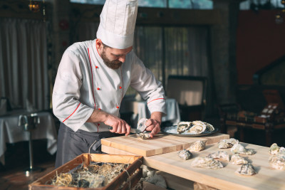 厨师在餐厅处理生蚝