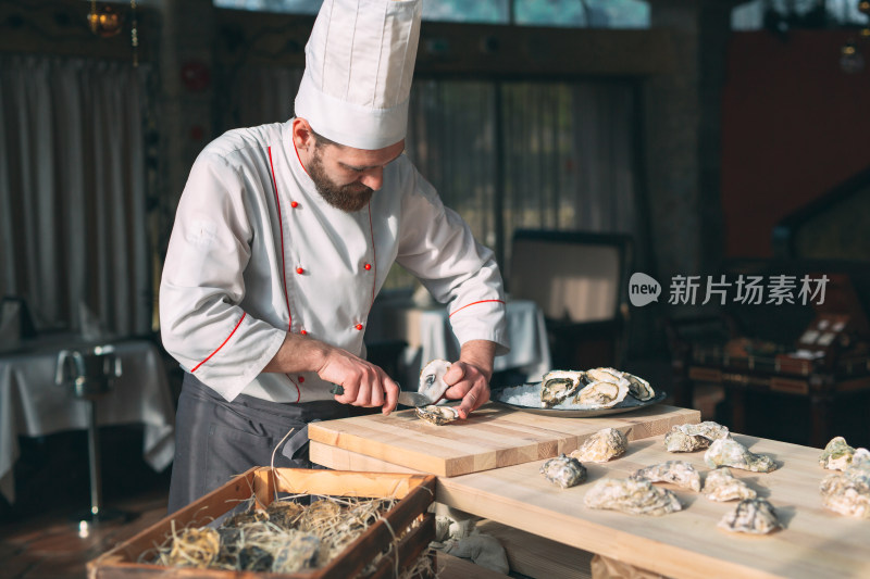 厨师在餐厅处理生蚝
