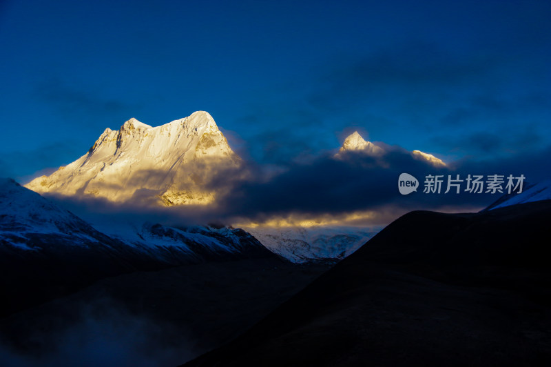 雪山库拉岗日日照金山