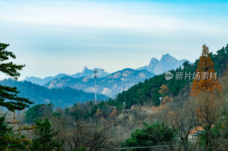 山东青岛崂山北九水风景区，秋季山峰起伏