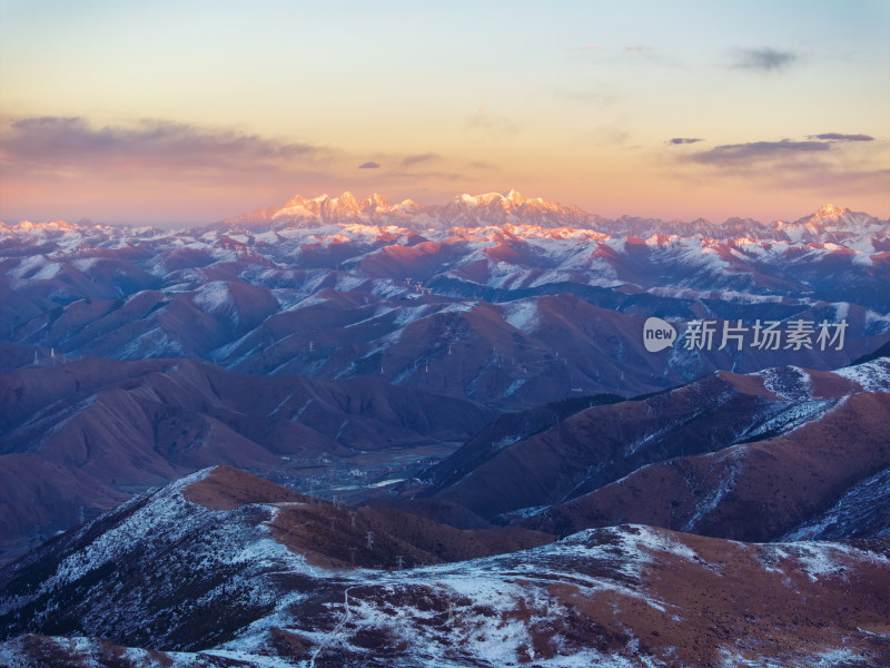 远眺横断山脉折多山日照金山