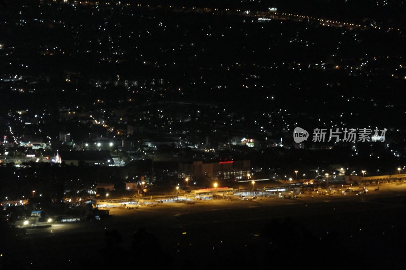 俯瞰清迈夜晚城市机场全景