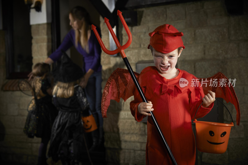 儿童穿恶魔装参加万圣节活动