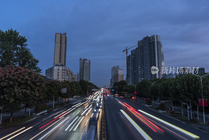 城市道路夜景车流长曝光画面