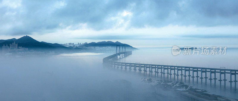 雾中跨海大桥城市景观