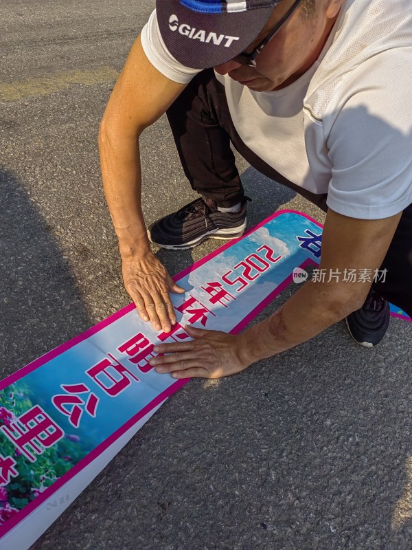 男子户外张贴宣传横幅