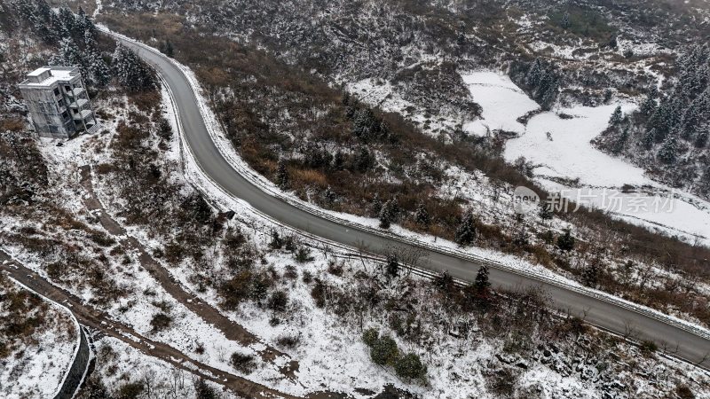 重庆酉阳：大雪纷飞赏雪忙