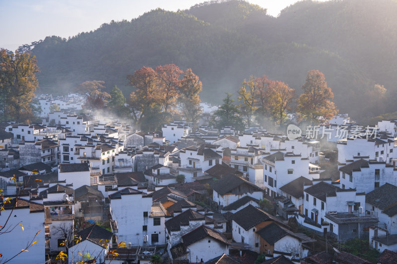 航拍江西婺源石城徽派建筑秋色枫叶村庄日出