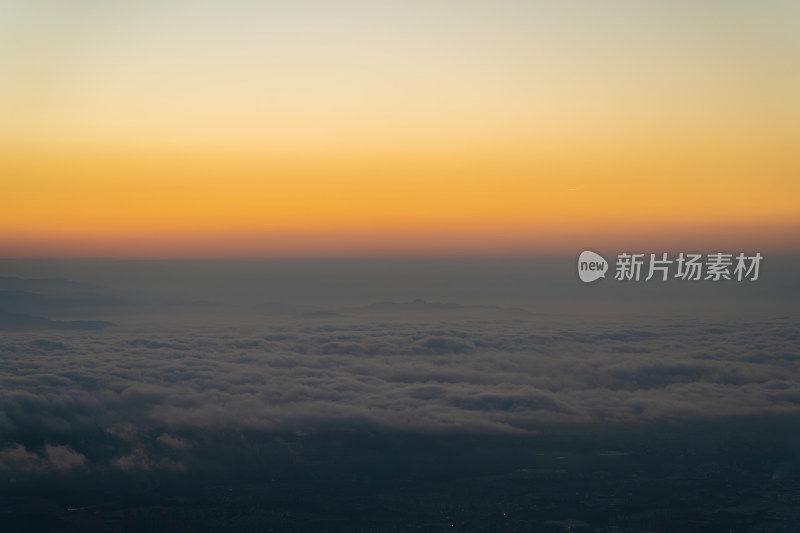 山之间的云海