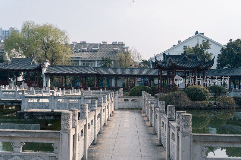 六安北塔公园水边石桥与岸边建筑风景