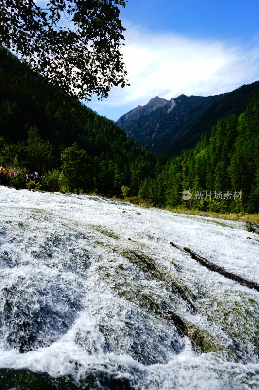 九寨沟山林间的湍急溪流自然景观