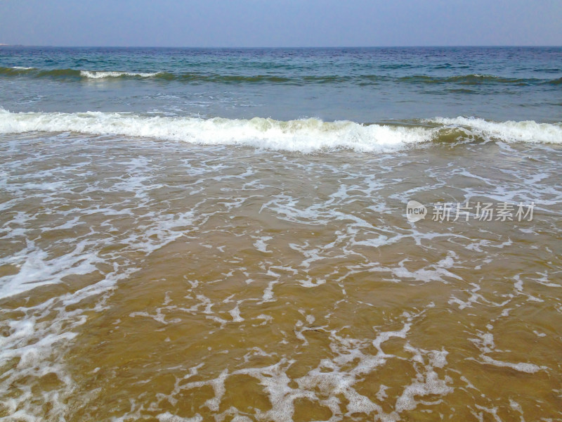 海浪拍打沙滩景象