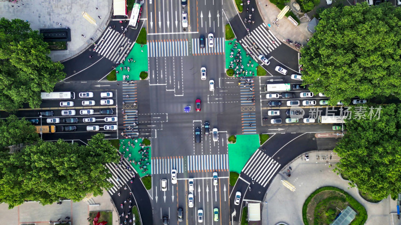 俯拍城市交叉路口交通拥堵交通车辆行驶