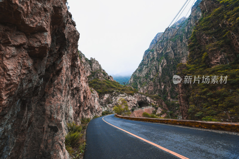 大山中的自然风景