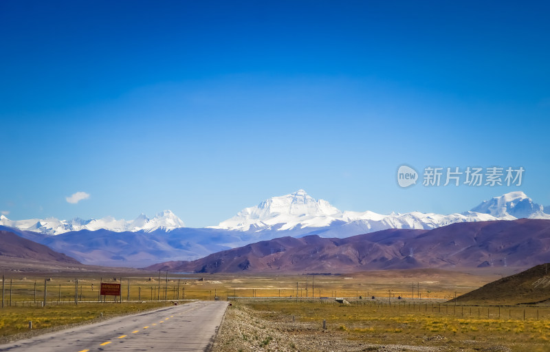 西藏日喀则雪山公路远眺珠穆朗玛峰