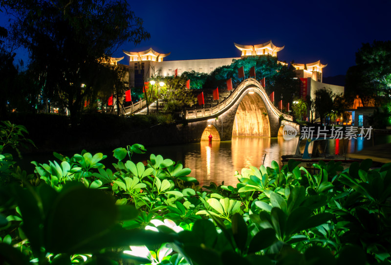 中国福州西湖公园的石拱桥和福建省博物馆