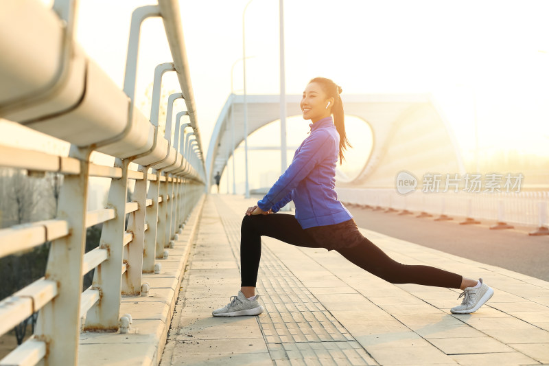 青年女人户外健身