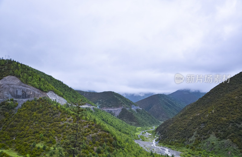 四川甘孜藏族自治州雅江318国道沿路山景