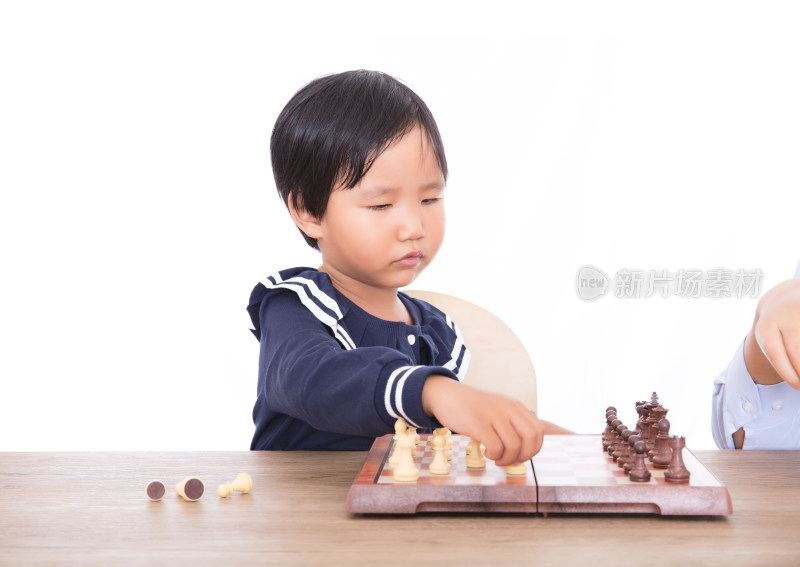 在老师的辅导下中国小女孩在学习下国际象棋