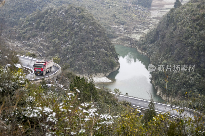 重庆酉阳：绵延青山披白纱