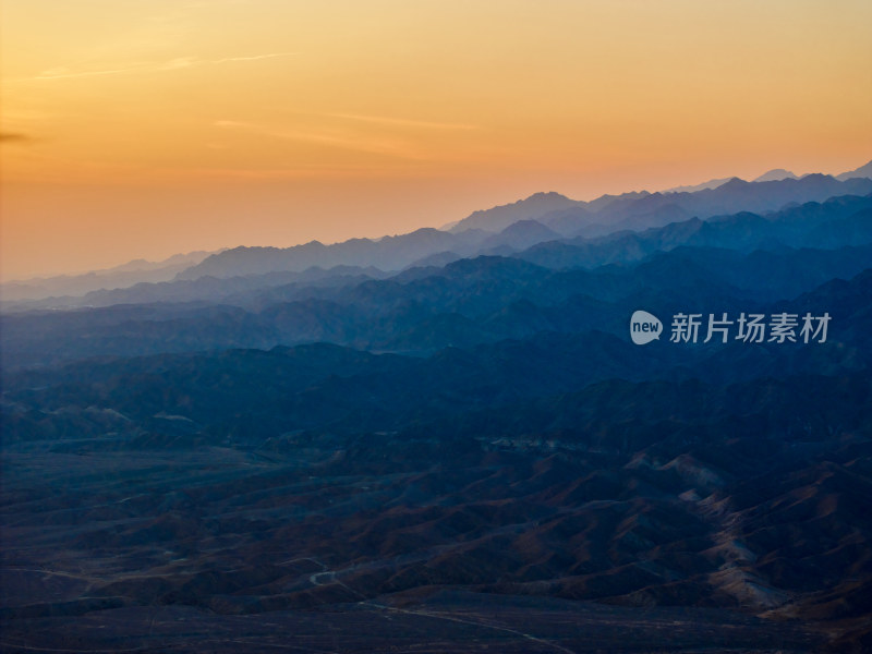 夕阳下的天山山脉