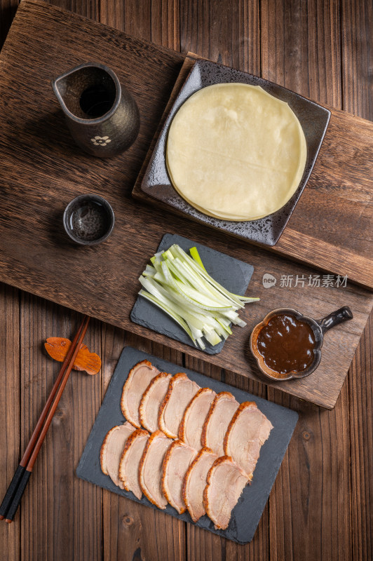 美味的烤鸭和配菜