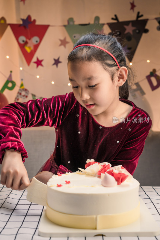 生日会上中国女孩切生日蛋糕