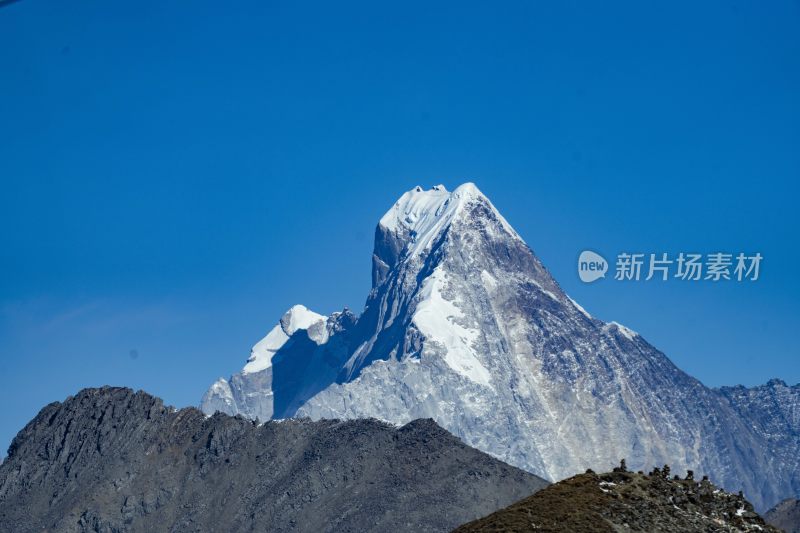 壮观的雪山全景，银白世界尽显自然之美