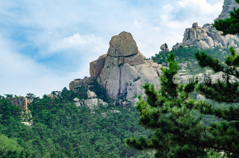 青岛崂山，仰口风景区的山峰起伏