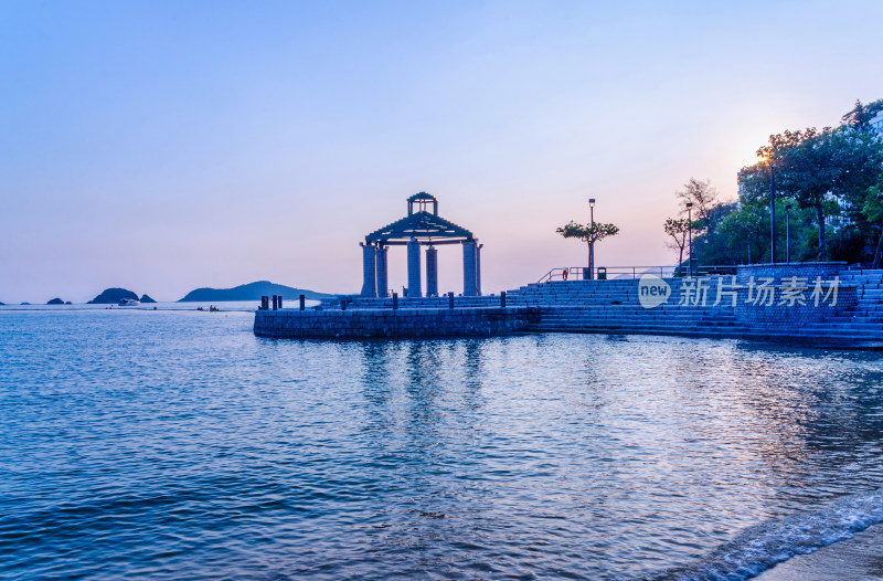 香港浅水湾滨海沙滩与海岸休息凉亭