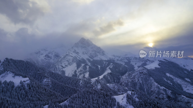 雪山云海日出壮丽景象