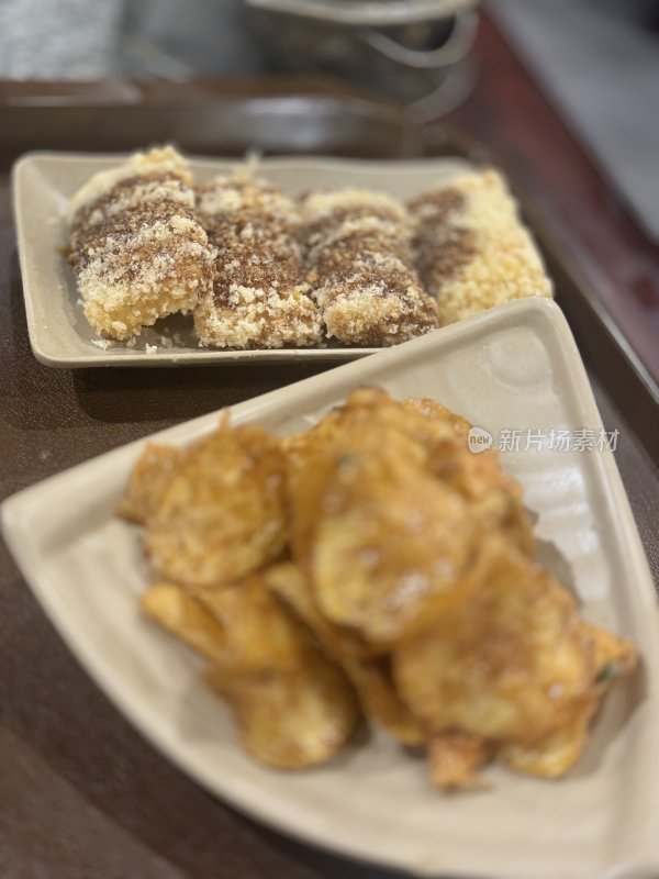 两盘特色小吃美食特写