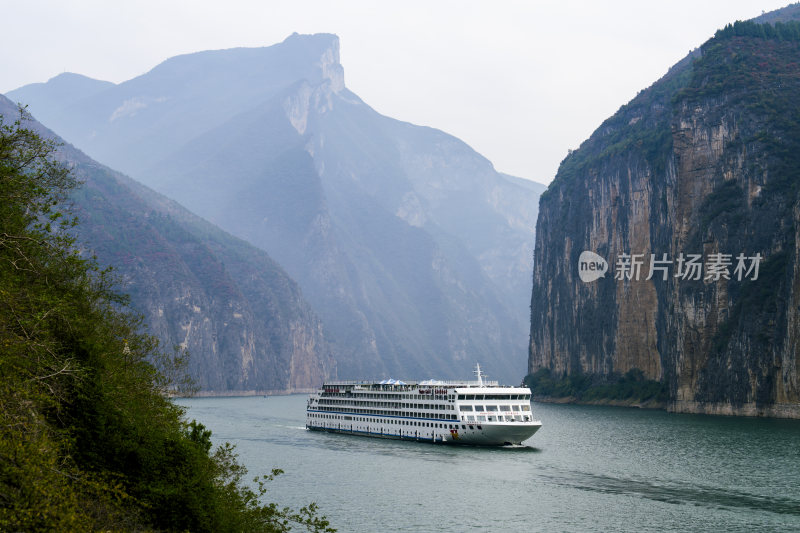 长江三峡奉节瞿塘峡中航行的豪华游轮