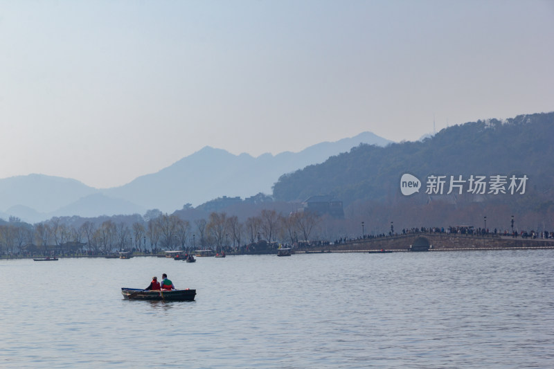 西湖湖面上的小船与远处宝石山的宝俶塔