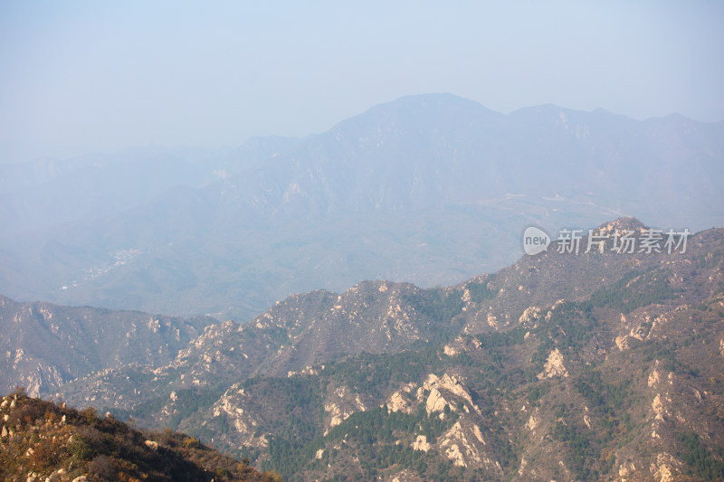 污染空气下的山区