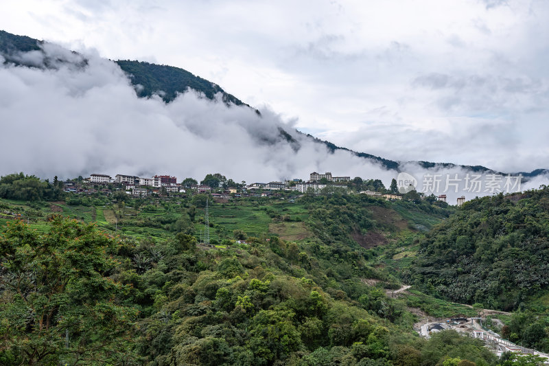 西藏林芝墨脱县莲花圣地云雾缭绕的峡谷河流