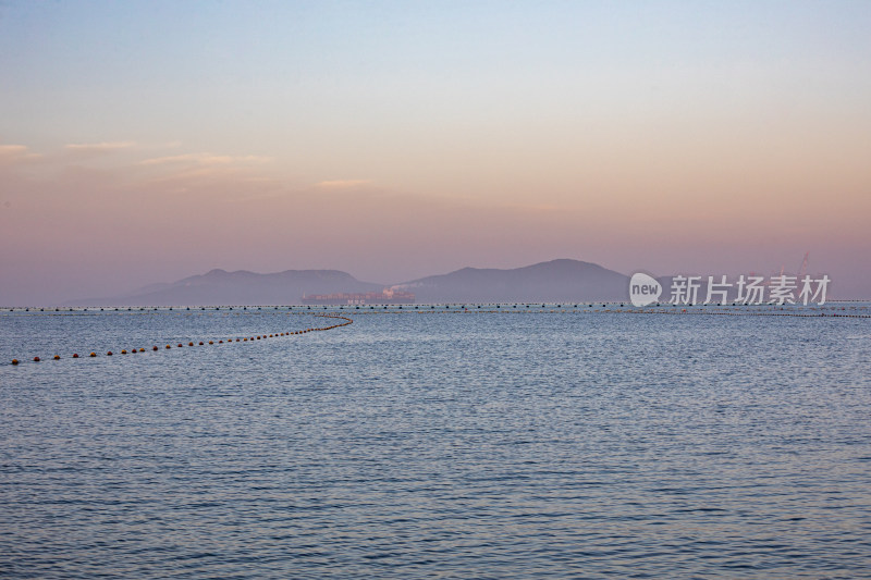 青岛信号山公园红瓦绿树碧海蓝天黄昏日落