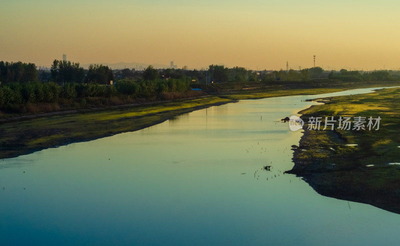 夕阳下平静宽阔的河流