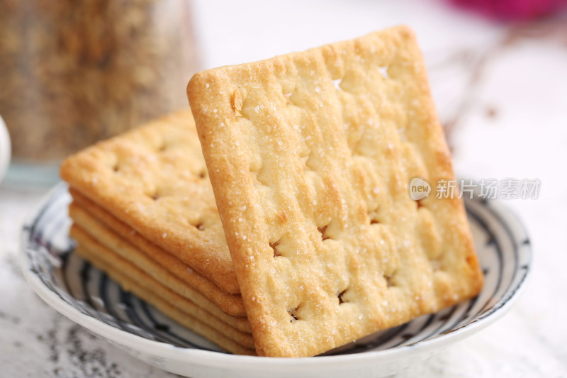 盘子里堆叠的苏打饼干